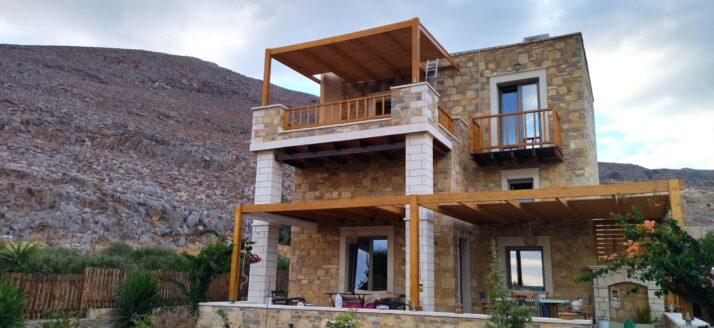 Αυτόνομο φωτοβολταϊκό (φβ) σύστημα με μπαταρίες εκτός του δημόσιου ηλεκτρικού δικτύου (standalone/off grid system) σε κατοικία στο Μακρύ Γυαλό Λασιθίου Κρήτης κοντά στην Ιεράπετρα